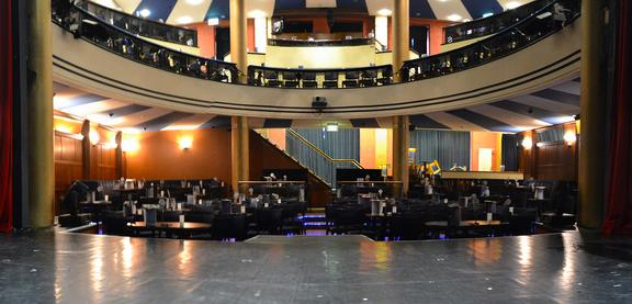 Blick von der Bühne in den Varietésaal.